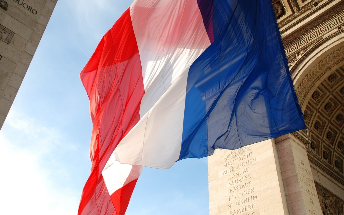 LesExpats-web-Arc-de-Triomphe-drapeau-France