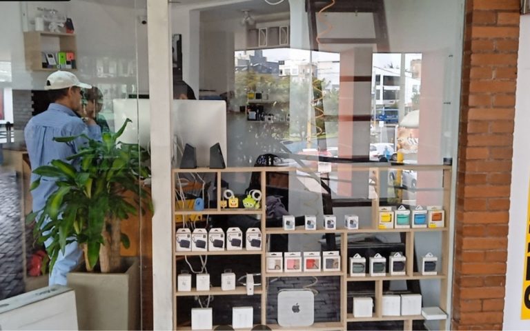 LesExpats-web-Apple-shop-bogota (2)