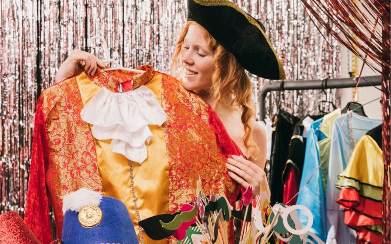 LesExpats-web-adams-costumes